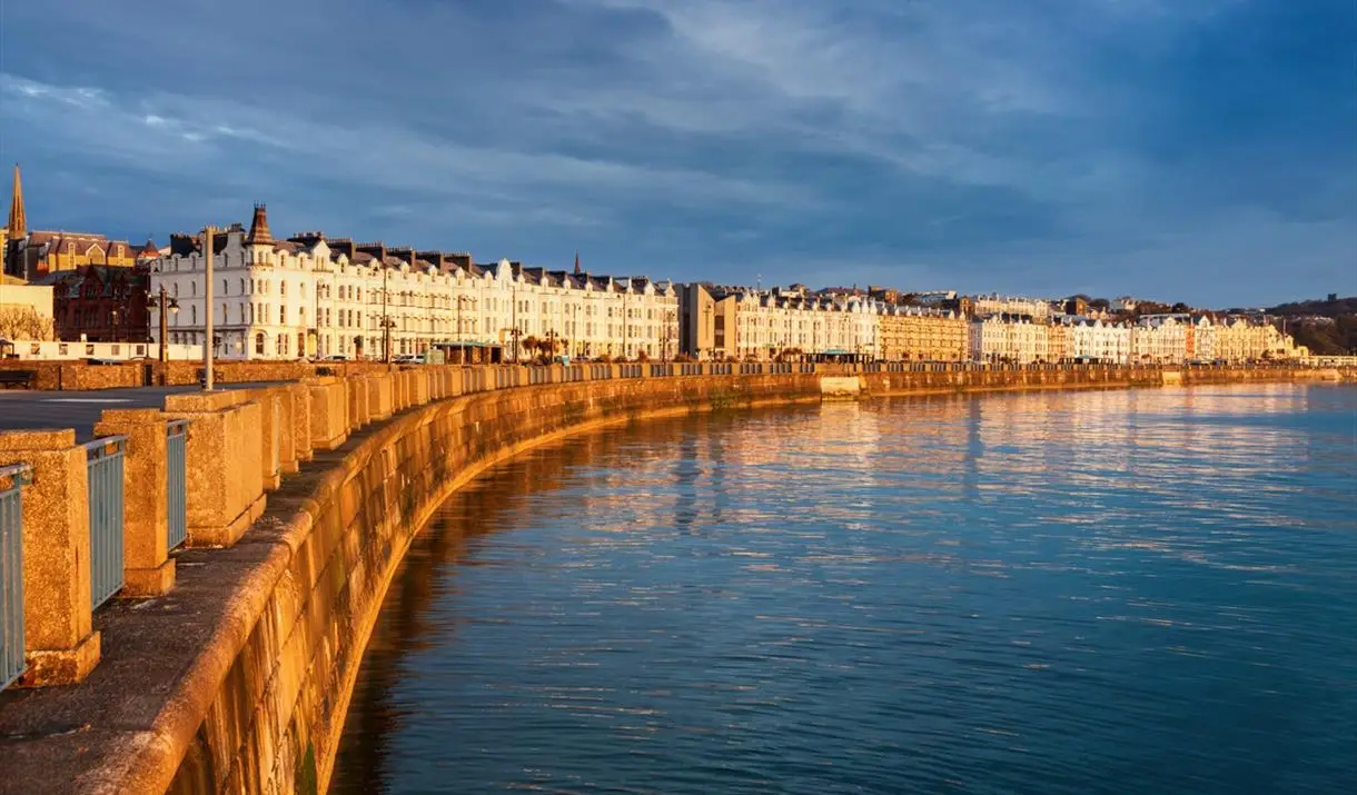 Douglas – fergehavn og reisemålsguide