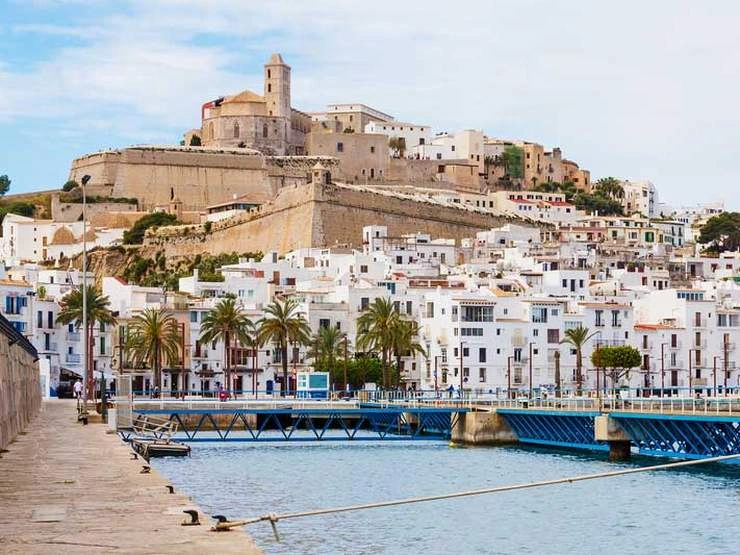 Ibiza – fergehavn og reisemålsguide