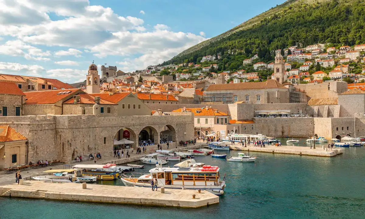 Ploče – fergehavn og reisemålsguide