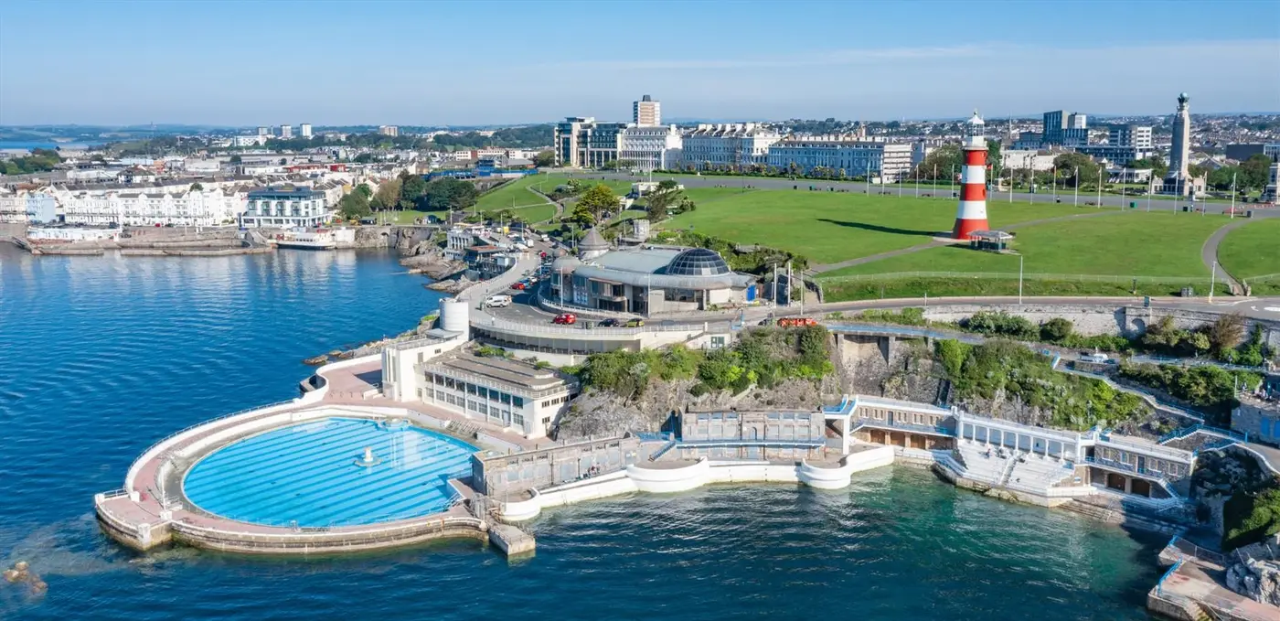 Plymouth – fergehavn og reisemålsguide