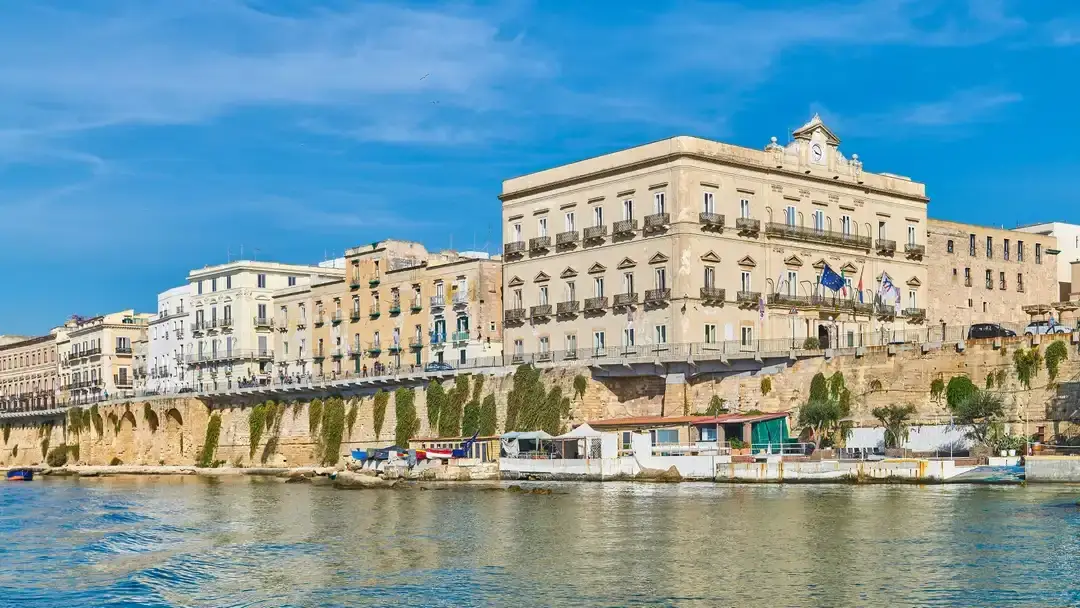 Taranto – fergehavn og reisemålsguide
