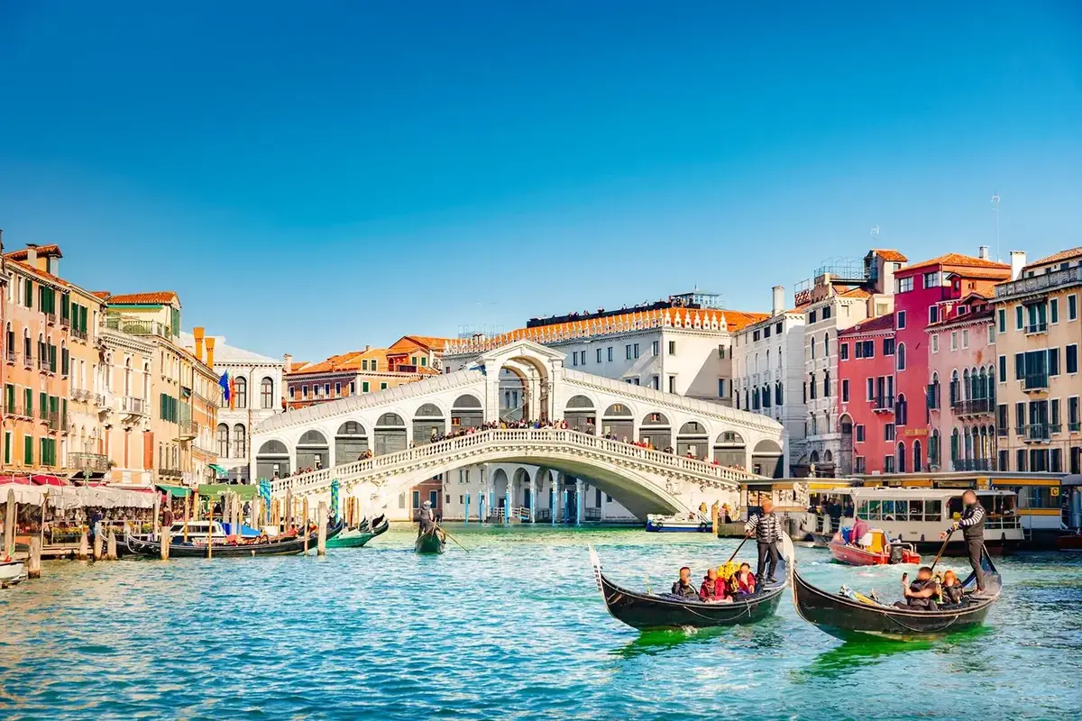 Venedig – fergehavn og reisemålsguide