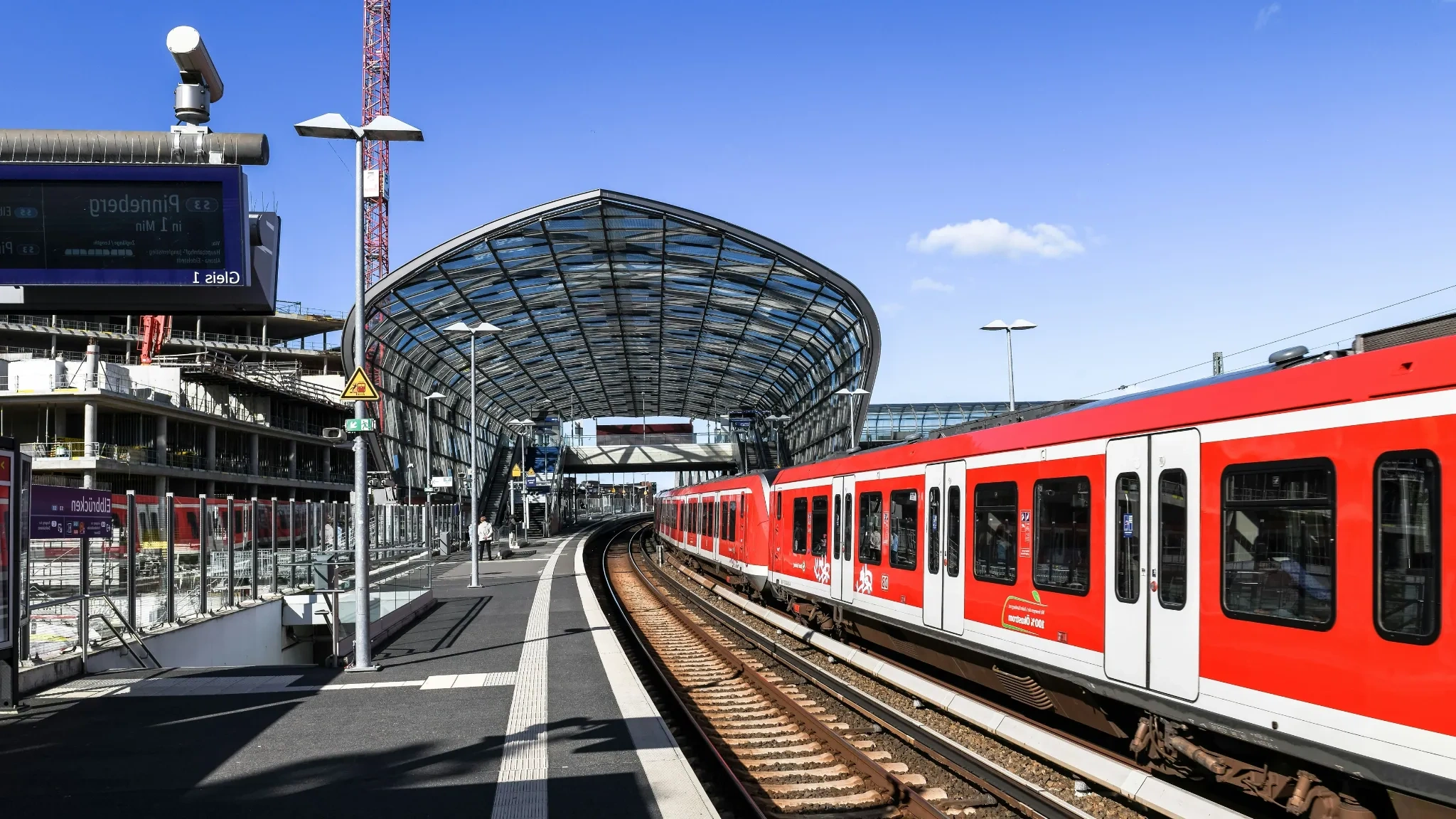 Moderne tog som anløper til en stasjonsplattform