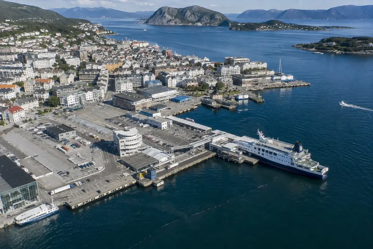 Ålesund – fergehavn og reisemålsguide