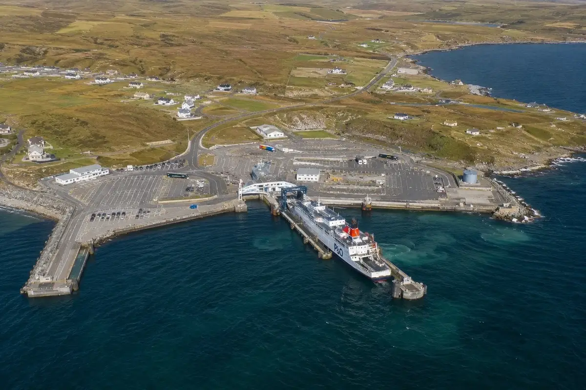 Gills Bay – fergehavn og reisemålsguide