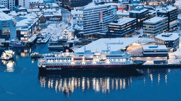 Hurtigruten-fartøy ved Kirkenes på Norges arktiske kyst